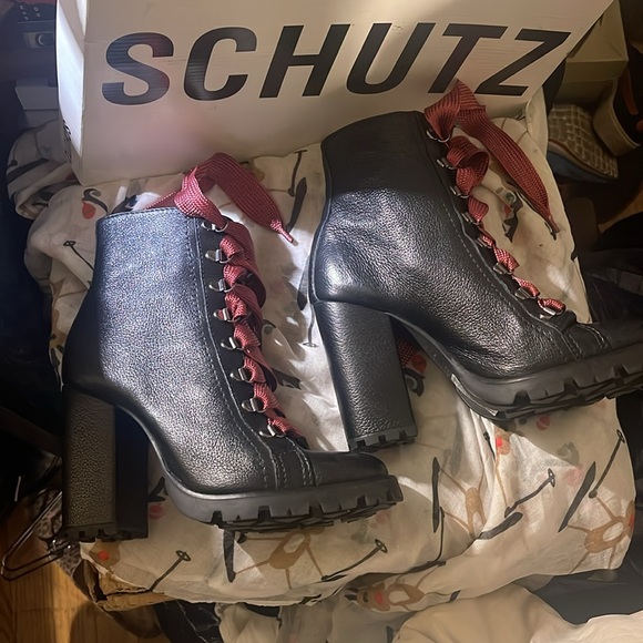 SCHUTZ original Woman’s “ZARA” black leather boot,with
Box & dust bag NEW - Picture 15 of 15